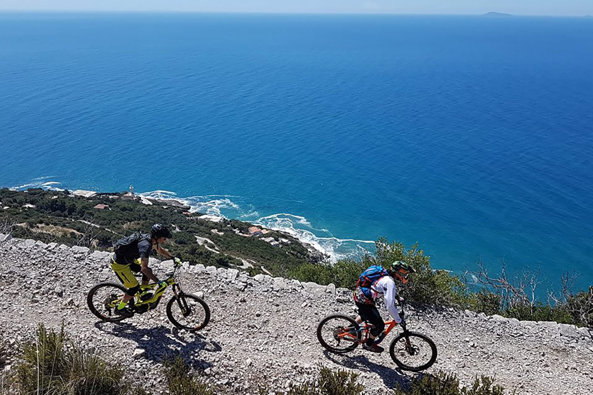 in bicicletta a picco sul mare
