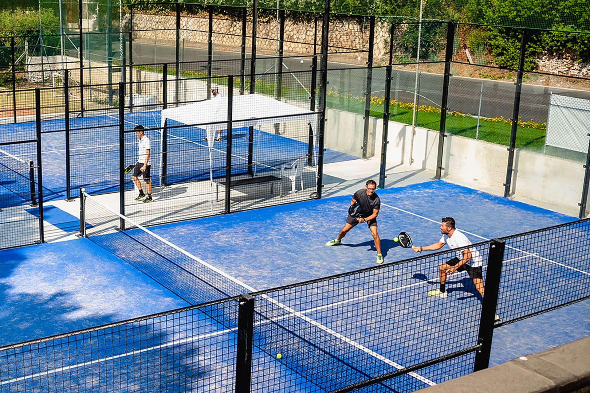 Padeliste che maneggia 3 palline da tennis