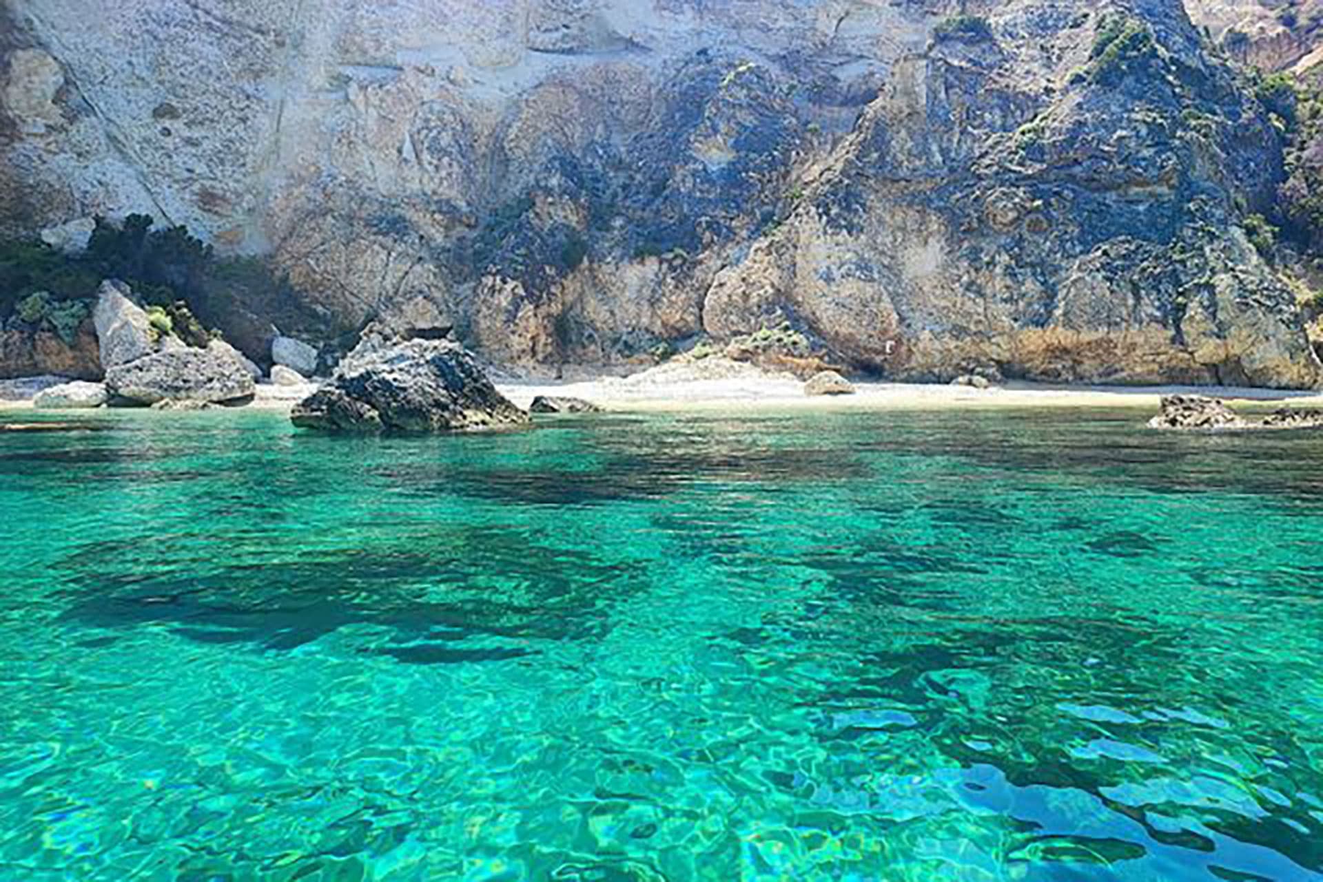 case di Ponza viste dal mare