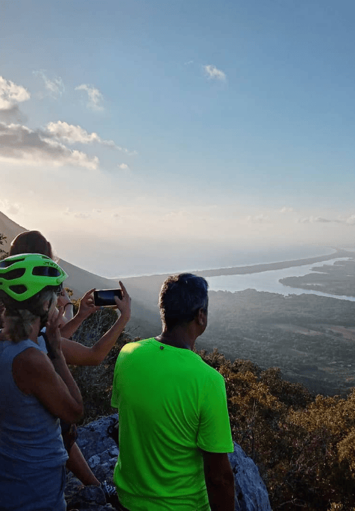 gruppo che fotografa un panorama