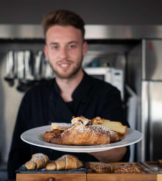 invitante piatto colazione composto da brioche e dolcetti vari 