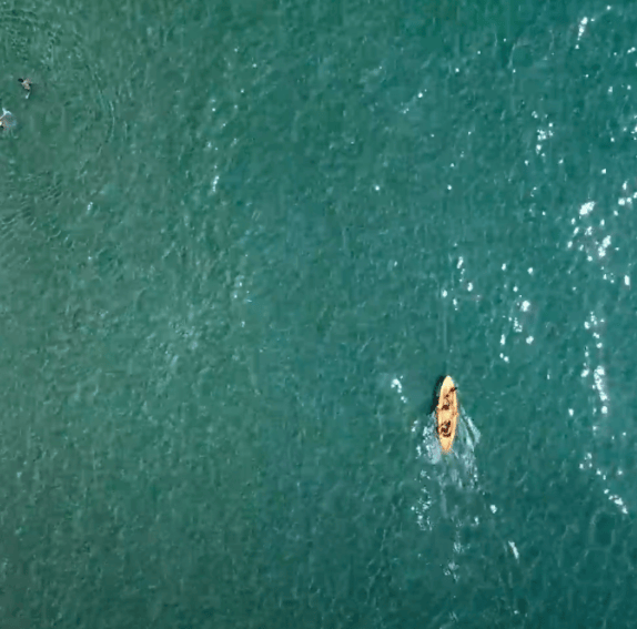 piccola imbarcazione vista dall'alto sul mare di Terracina