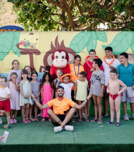animatori insieme a un gruppo di bambini in posa