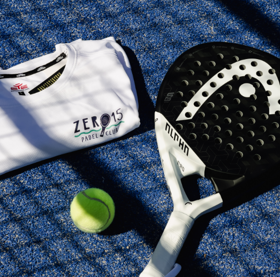 completo, racchetta, pallina: il necessario per giocare a padel