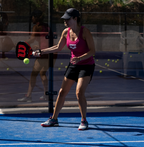 ragazza che gioca a padel