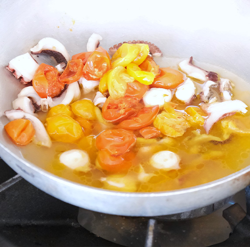 padella con pesce al ristorante di Le Palme Village Terracina