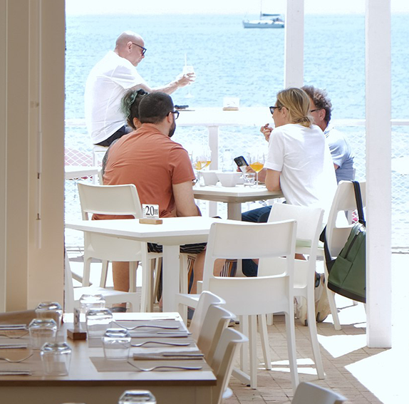 persone al ristorante zero di terracina sul mare