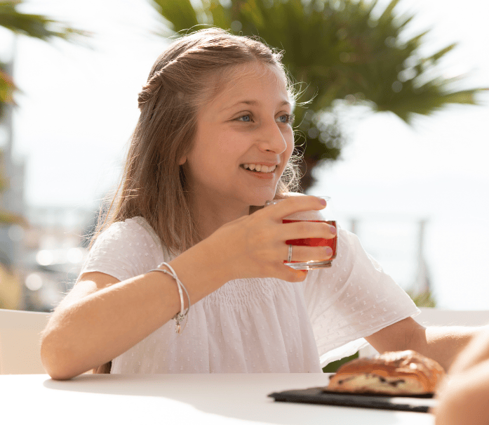 risvegkio con sorriso di bambina davanti alla colazione