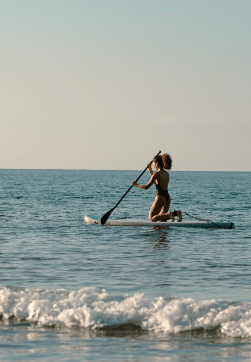 donna che pagaia in ginocchio