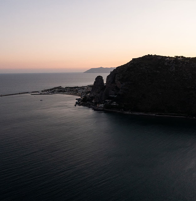 vista aerea sul mare di terracina al tramonto