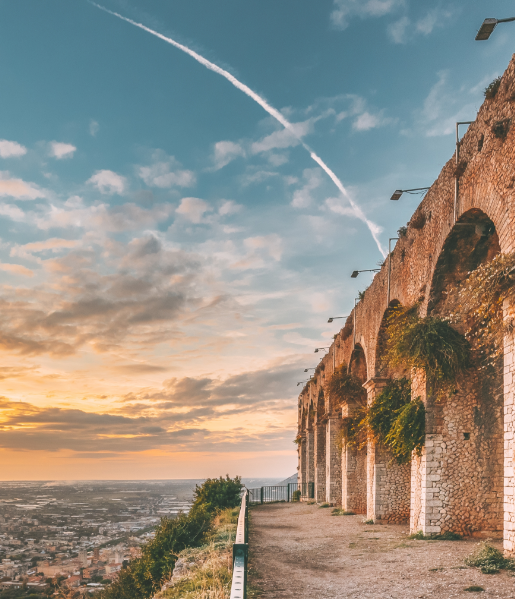 visuale esterna deglin archi del tempio di Giove Anxur