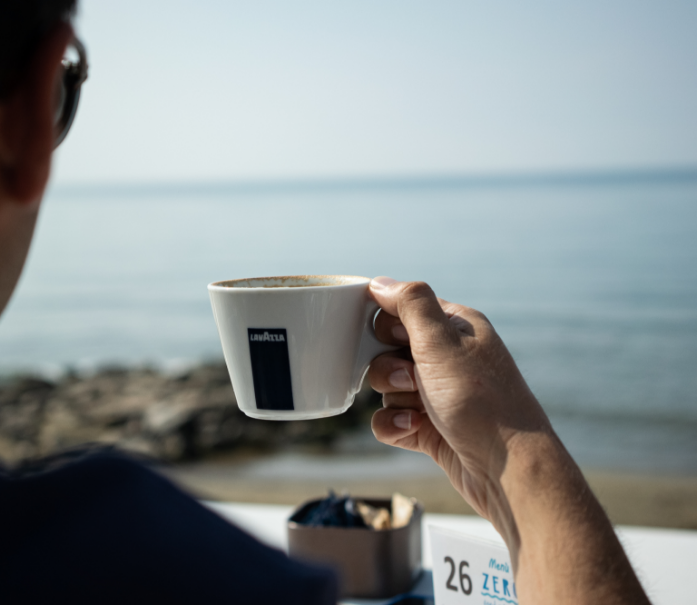 prendere il caffè osservando i colori del mare