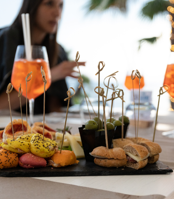 stuzzicherie che accompagnano l'aperitivo in primo piano