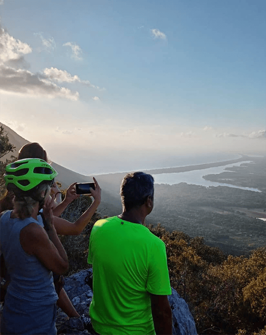 gruppo che fotografa un panorama