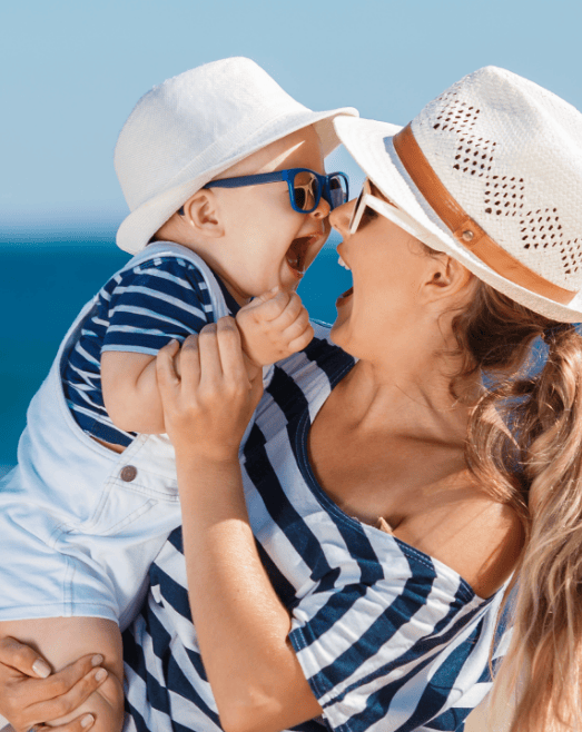 madre e figlio che si guardano sorridendo
